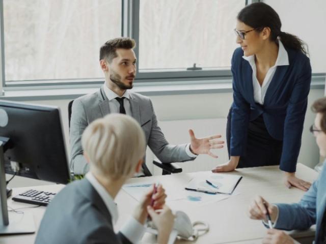 Leadership en entreprise : comment développer une autorité sereine sans tomber dans le contrôle excessif