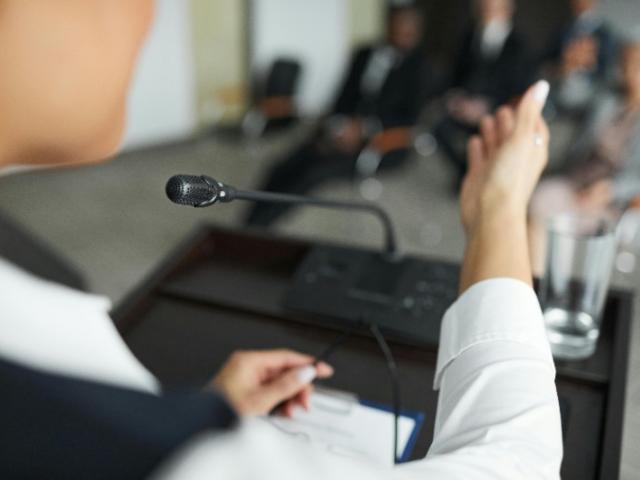 Prise de parole : deux outils PNL pour gagner en confiance et en sérénité